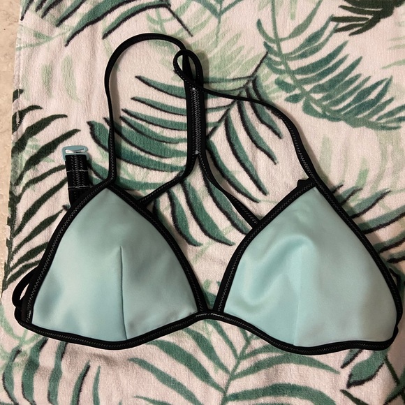 Victoria’s Secret Bikini - Picture 3 of 8